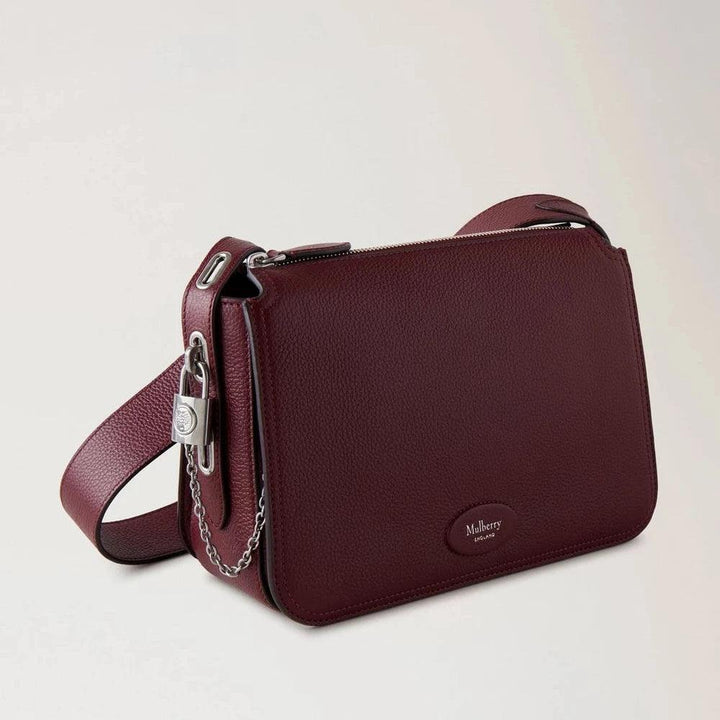 Mulberry Billie Small Classic Grain Black Cherry axelväska i mörkrött läder med silverdetaljer. Modell hh8301205k560.