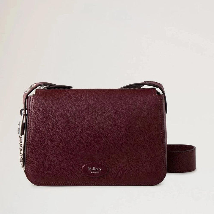Mulberry Billie Small Classic Grain Black Cherry axelväska i mörkrött läder, modell HH8301/205K560.