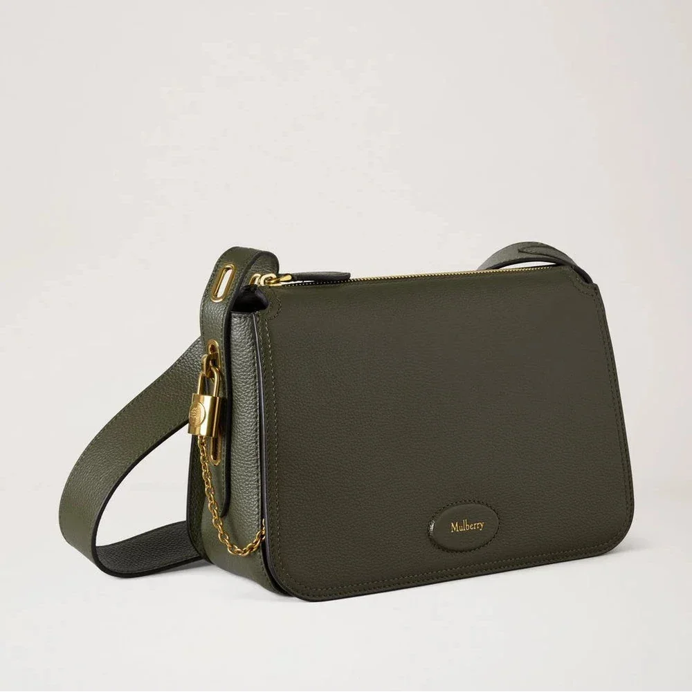 Mulberry Billie Small Classic Grain Juniper Green axelväska i läder med gyllene detaljer. Modell HH8301/205Q749