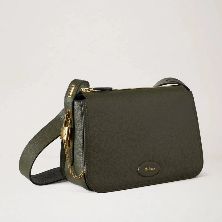 Mulberry Billie Small Classic Grain Juniper Green axelväska i läder med gyllene detaljer. Modell HH8301/205Q749