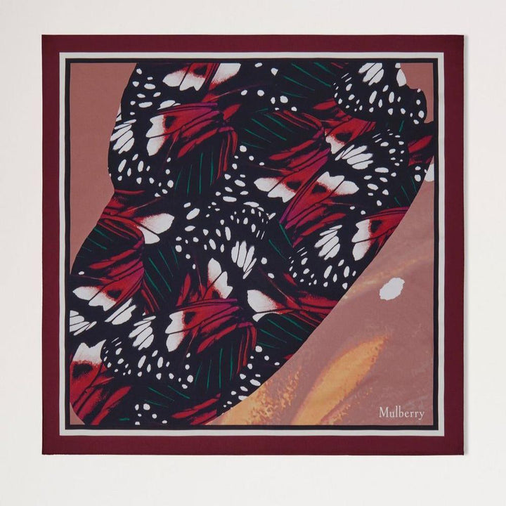 Mulberry Butterfly Wings Square Scarf med färgglada fjärilsvingar i svart, vinrött och vitt. Modell VS4832090K560