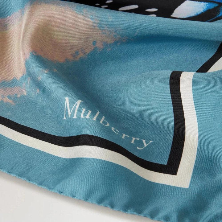 Mulberry Butterfly Wings Square Scarf i kungsfiskarblått, silkeslen kantdetalj, modell VS4832090T625