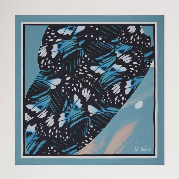 Mulberry Butterfly Wings Square Scarf med blå och svarta fjärilsvingar, sidenlook, modell VS4832090T625