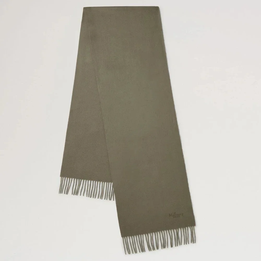 Mulberry Cashmere Scarf Olive visar en olivgrön cashmere scarf med fransar. Modell vs4460071q140.
