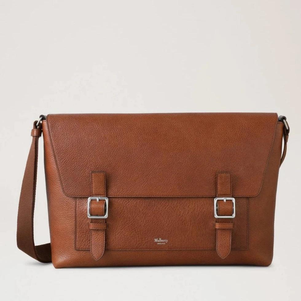 Mulberry Chiltern Crossbody Messenger Legacy NVT visar brun axelväska i läder med silverspännen. Modell HH9374275G110.