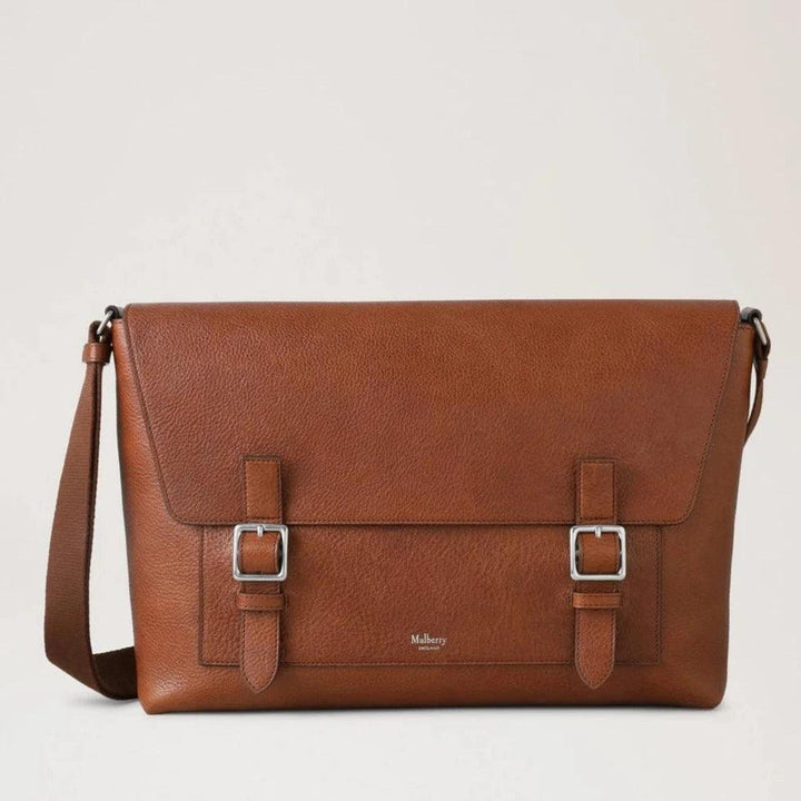 Mulberry Chiltern Crossbody Messenger Legacy NVT visar brun axelväska i läder med silverspännen. Modell HH9374275G110.