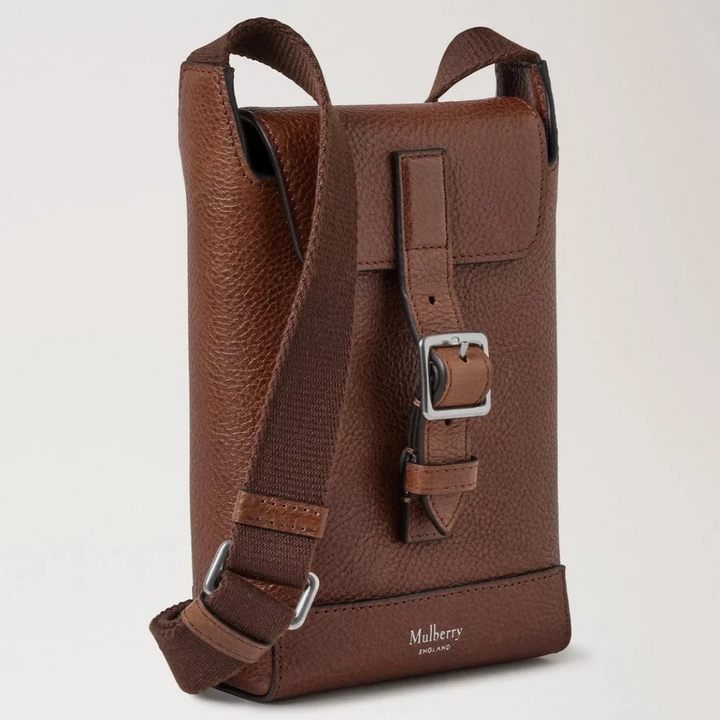 Mulberry Chiltern Phone Pouch ek naturlig vegetabiliskt garvat i brunt läder med justerbar rem. Modell RL8823-275G110.