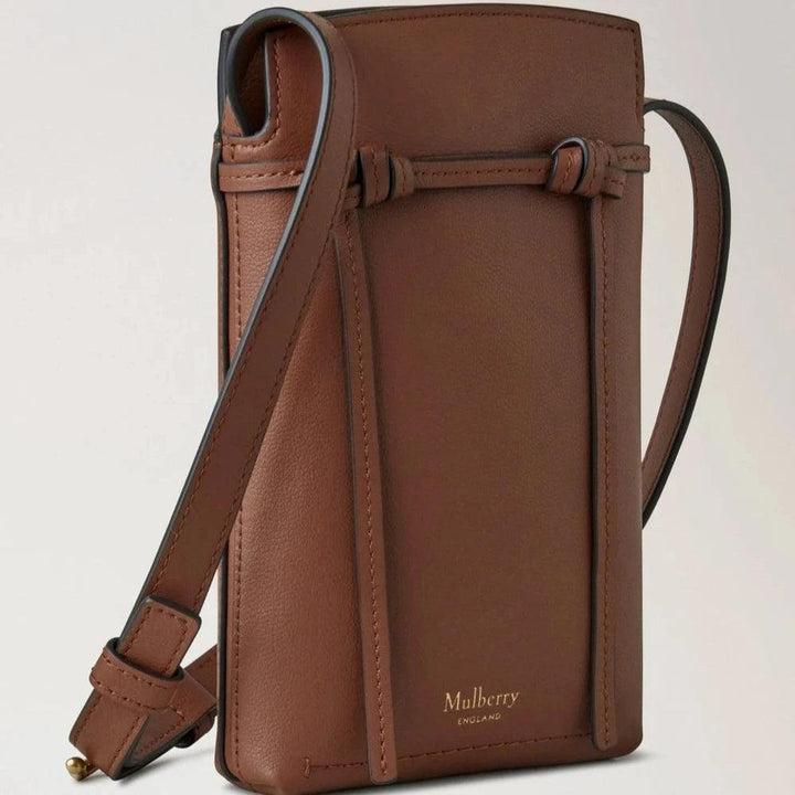 Mulberry Clovelly Phone Pouch Micro Classic Grain Oak i brunt läder med justerbar axelrem, modell RL8557587G222