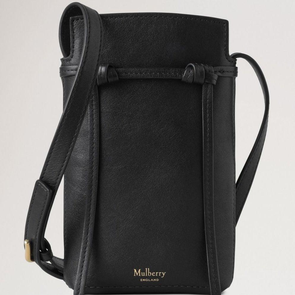 Mulberry Clovelly Phone Pouch Refined Flat Calf Black har en elegant svart läderkorskropp med guldtext, modell RL8072635A100.
