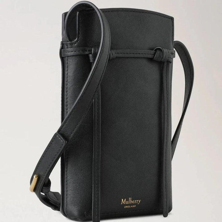 Mulberry Clovelly Phone Pouch Refined Flat Calf Black visar upp en elegant svart telefonväska i slät läder med justerbar rem. Modell RL8072635A100.