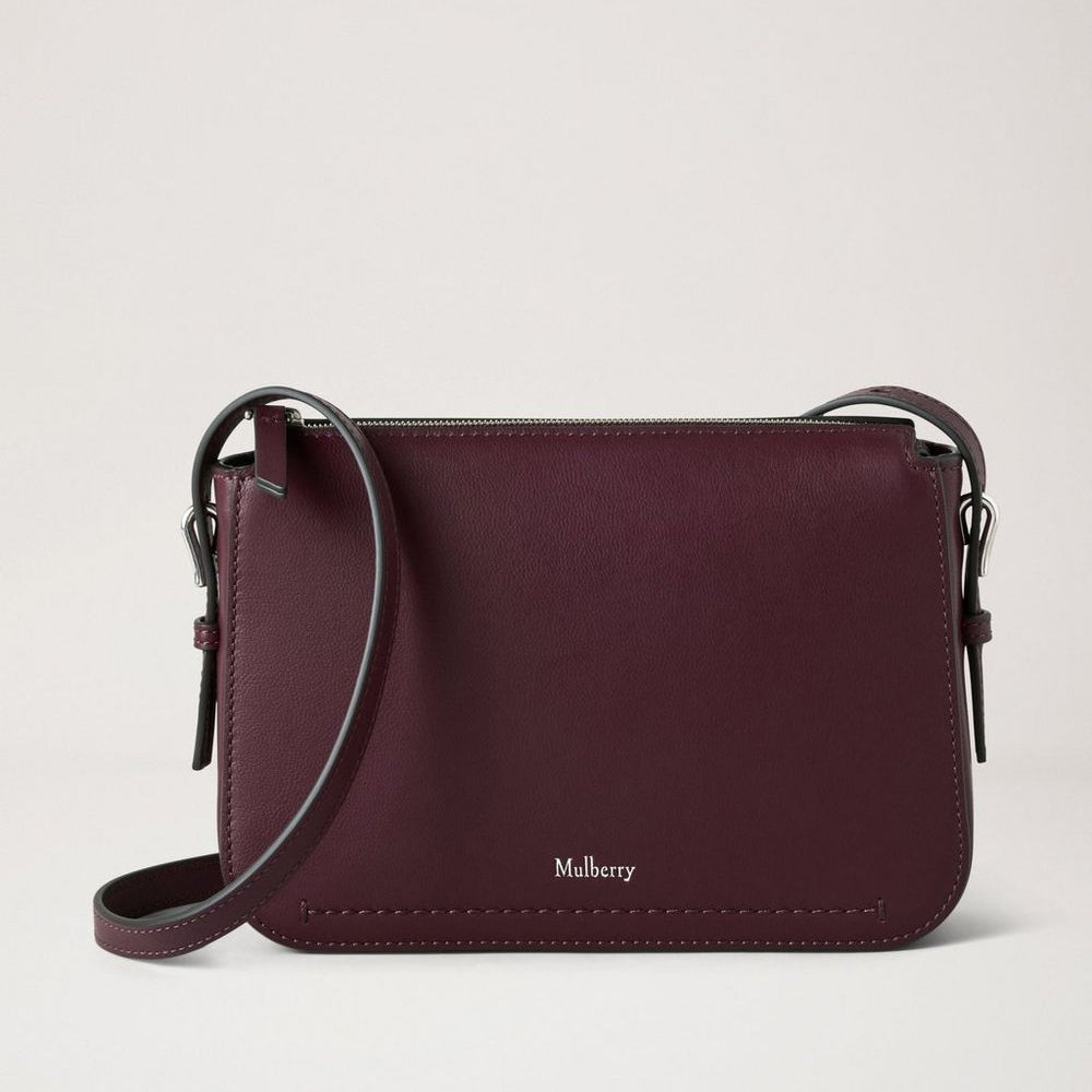 Mulberry Clovelly Pouch Black Cherry Micro Classic Grain visar en elegant mörkbrunt läderpåse med justerbar rem. Modell RL8729587K560.