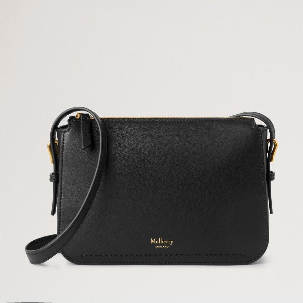 Mulberry Clovelly Pouch Micro Classic Grain Black visar upp svart läderclutch med gyllene detaljer. Modell RL8729587A100