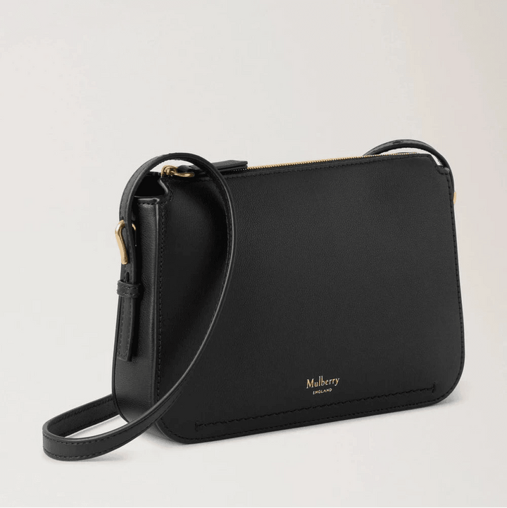 Mulberry Clovelly Pouch Micro Classic Grain Black visar en elegant svart läderkoppling med justerbar rem, modell RL8729587A100.