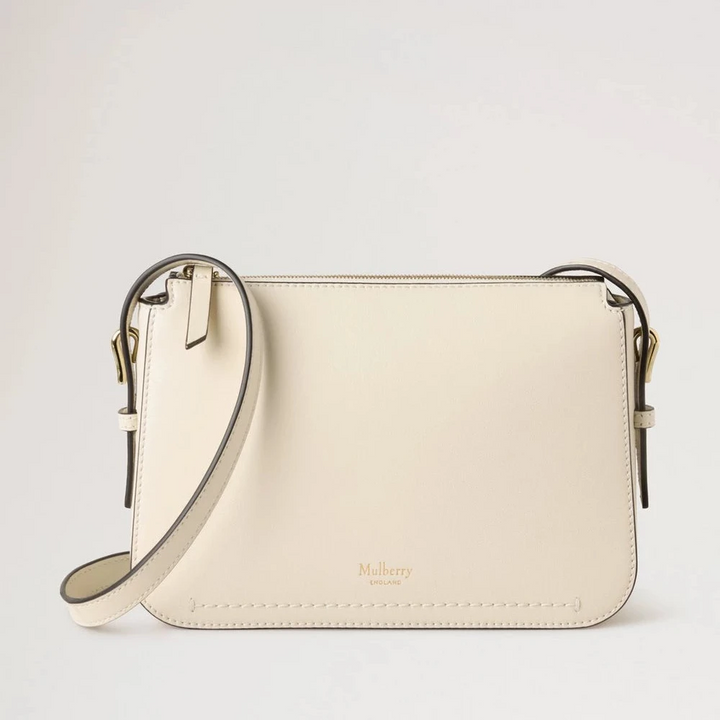 Mulberry Clovelly Pouch Micro Classic Grain Eggshell visar en liten lätt läderkoppling med justerbar rem. Modell RL8729587H687.