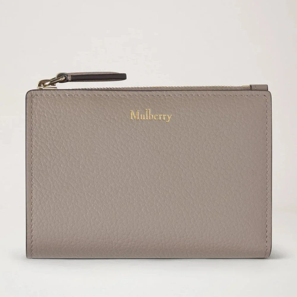 Mulberry Continental Bifold Plånbok med dragkedja i kashmirtaupe-läder, framifrån. Modell RL8045205F924.