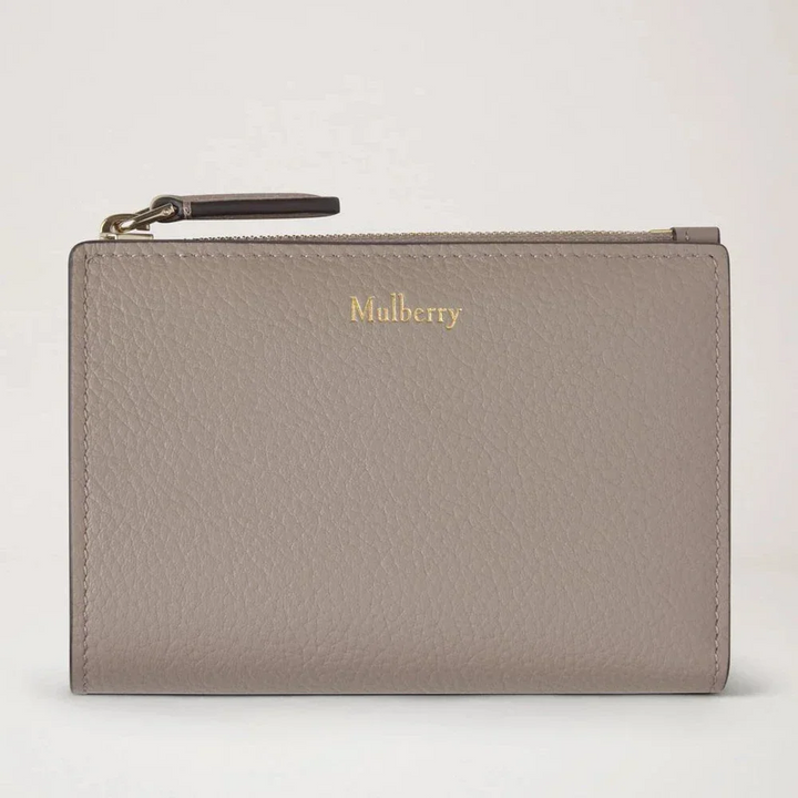 Mulberry Continental Bifold Plånbok med dragkedja i kashmirtaupe-läder, framifrån. Modell RL8045205F924.