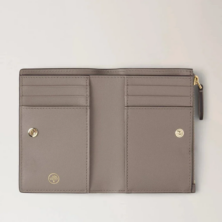 Mulberry Continental Bifold Plånbok med dragkedja i kashmirtaupe-läder, öppen med fickor och kortfack. Modell RL8045205F924