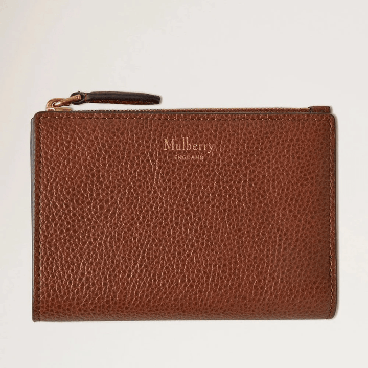 Mulberry Continental Bifold Zipped Wallet ek tvåfärgad liten klassisk grain i brunt läder med blixtlåsdetalj. Modell rl8282552g110