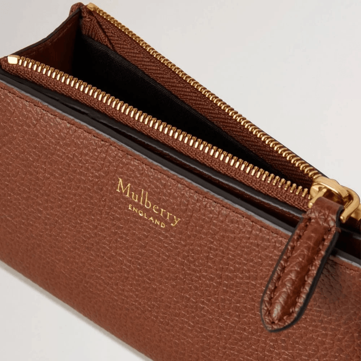Mulberry Continental Bifold Plånbok med dragkedja Ek Two Tone Small Classic Grain sett på nära håll, brun läderplånbok med gulddetaljer. Modell RL8282552G110.