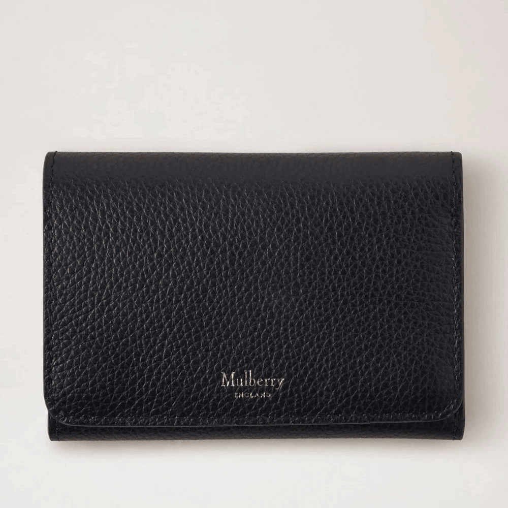 Mulberry Continental Trifold Card Holder svart i svart präglat läder, sedd framifrån i studiomiljö. Modell rl6824205a100