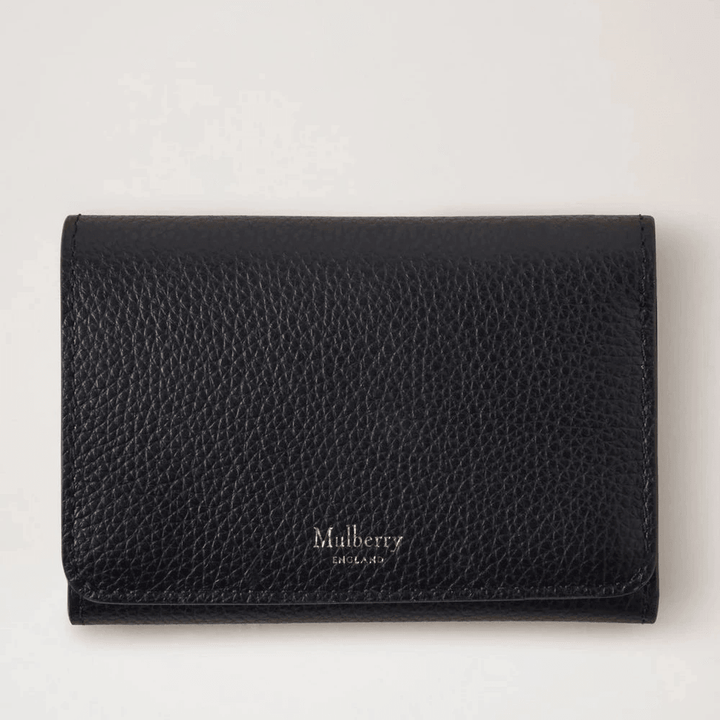 Mulberry Continental Trifold Card Holder svart i svart präglat läder, sedd framifrån i studiomiljö. Modell rl6824205a100