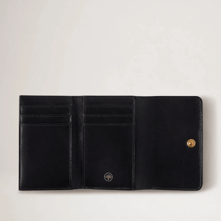 Mulberry Continental Trifold korthållare i svart läder, öppen med synliga kortfickor. Modell RL6824205A100