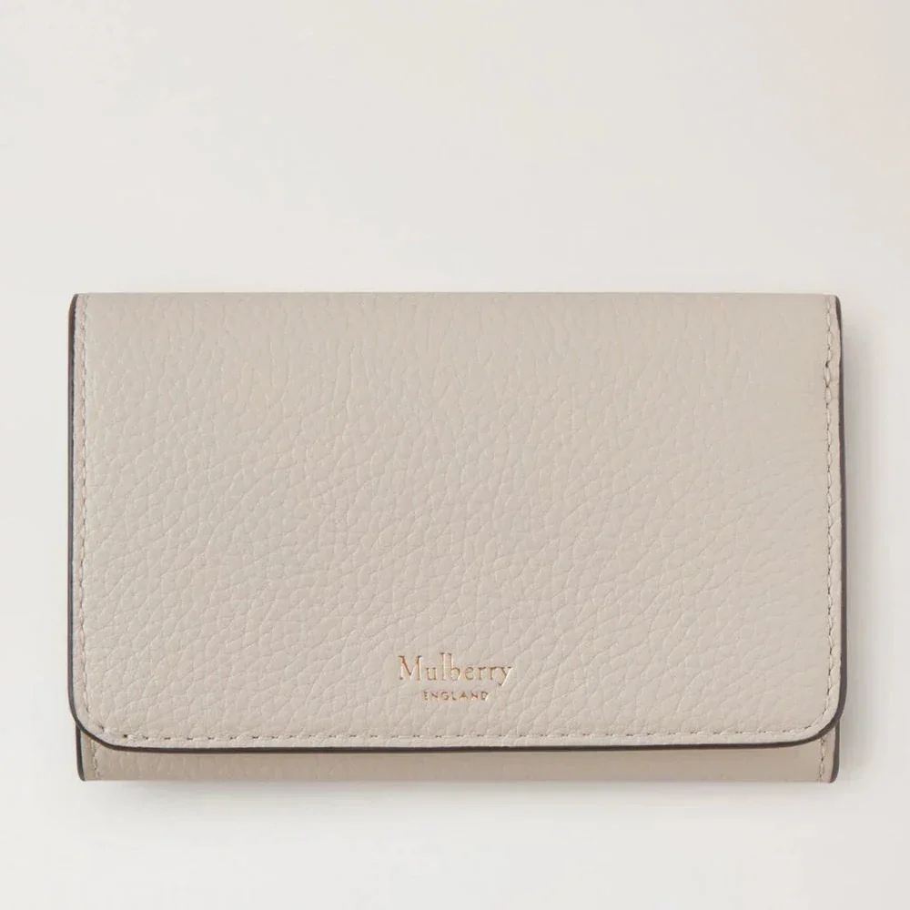 Mulberry Continental Trifold Chalk Small Classic Grain, framifrån av beige läderplånbok med diskret logotyp. Modell RL6824/205W160