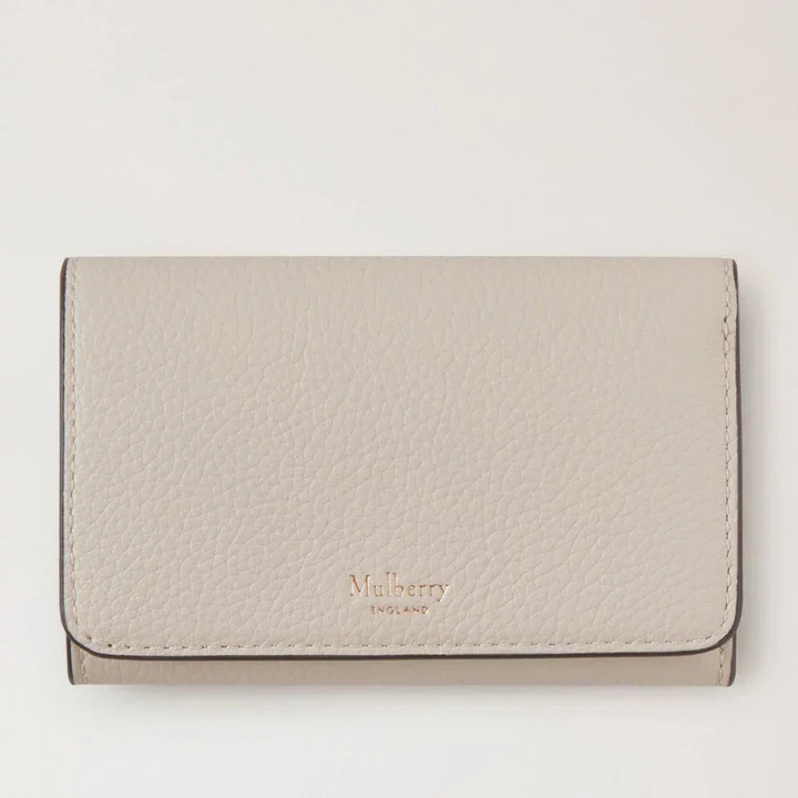 Mulberry Continental Trifold Chalk Small Classic Grain, framifrån av beige läderplånbok med diskret logotyp. Modell RL6824/205W160