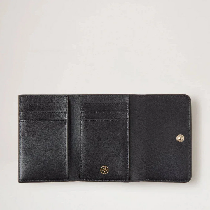 Mulberry Continental Trifold Chalk Small Classic Grain Plånbok i svart läder med trefaldig design och kortfickor. Modell RL6824205W160