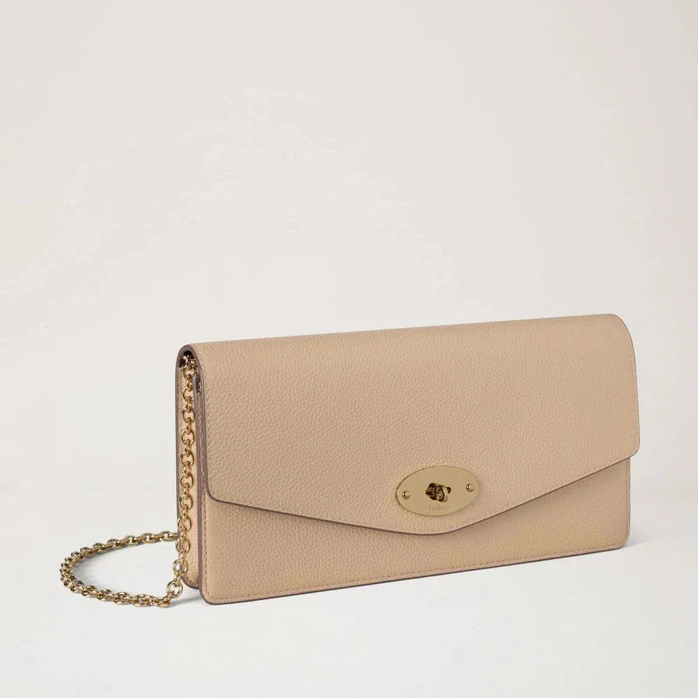 Mulberry Darley Clutch Crumpet Small Classic Grain visar en ljusbeige clutch i präglat läder med gyllene kedjeband, modell RL8971/205W577.