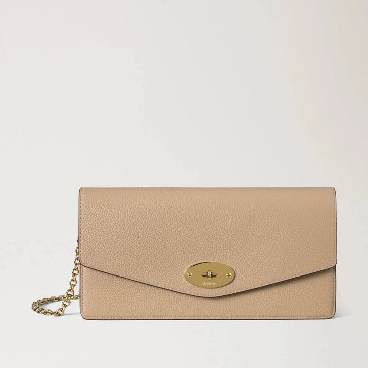 Mulberry Darley Clutch Crumpet Small Classic Grain visar upp en beige clutch i präglat läder med en gyllene kedjerem och glänsande metallspänne. Modell RL8971205W577.