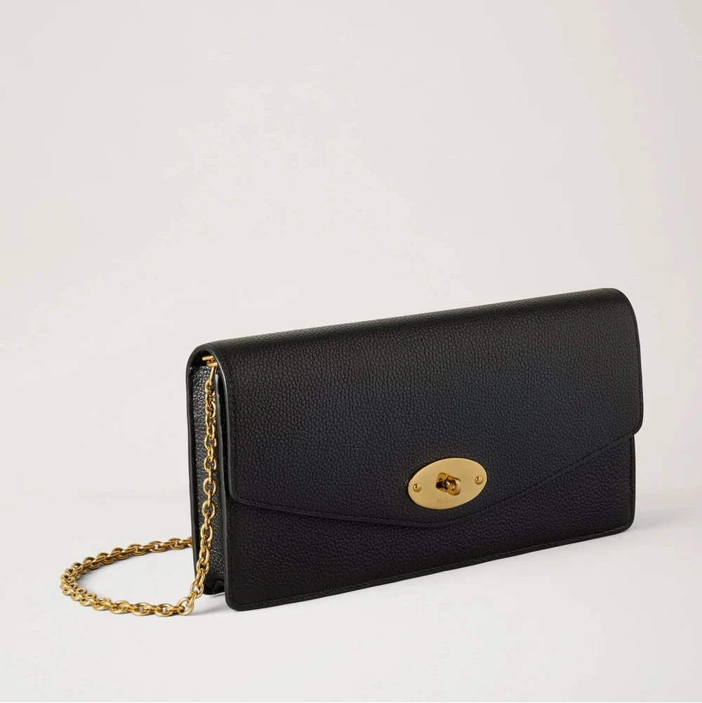 Mulberry Darley Clutch Small Classic Grain Black visar en elegant svart clutch i läder med guldkedja och vridlås framtill. Modell RL8971205A100