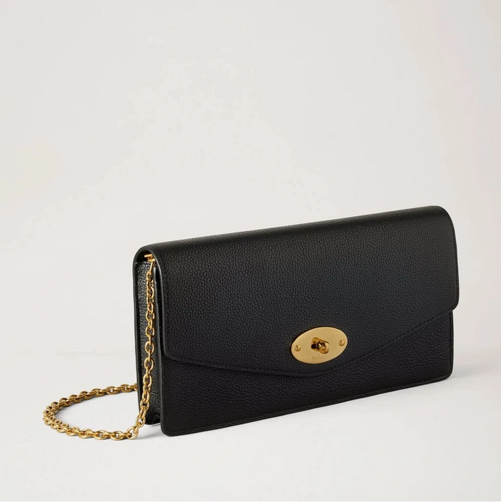 Mulberry Darley Clutch Small Classic Grain Black visar en elegant svart clutch i läder med guldkedja och vridlås framtill. Modell RL8971205A100