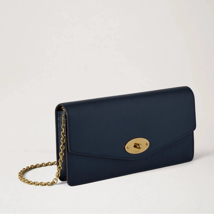 Mulberry Darley Clutch Small Classic Grain Night Sky visas i mörkblått läder med guldkedja, modell RL8971/205U888