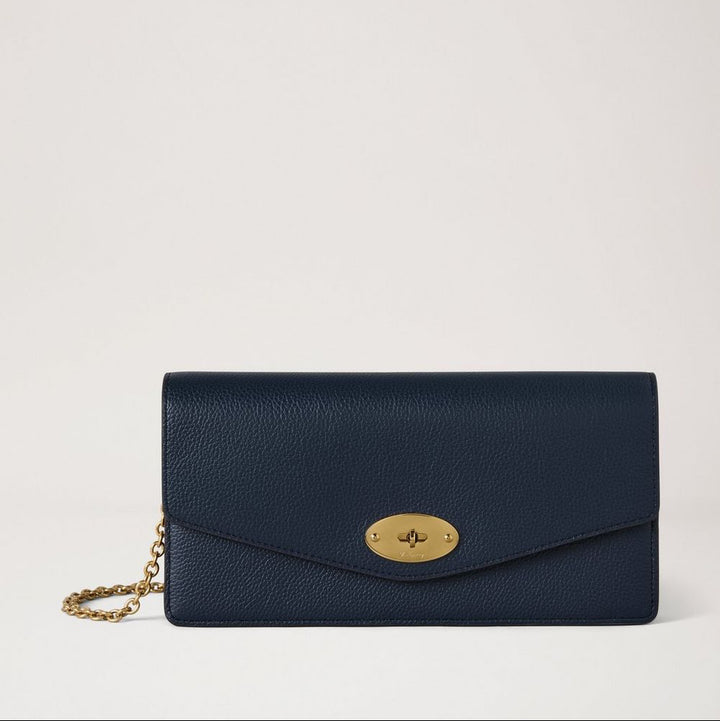 Mulberry Darley Clutch Small Classic Grain Night Sky visar en elegant clutch i mörkblått läder, med guldkedja och stängning. Modell rl8971205u888