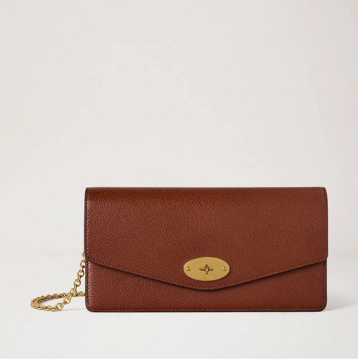 Mulberry Darley Clutch Small Classic Grain Oak visar en brun clutch i läder med guldkedja och stängning. Modell RL9005552G110