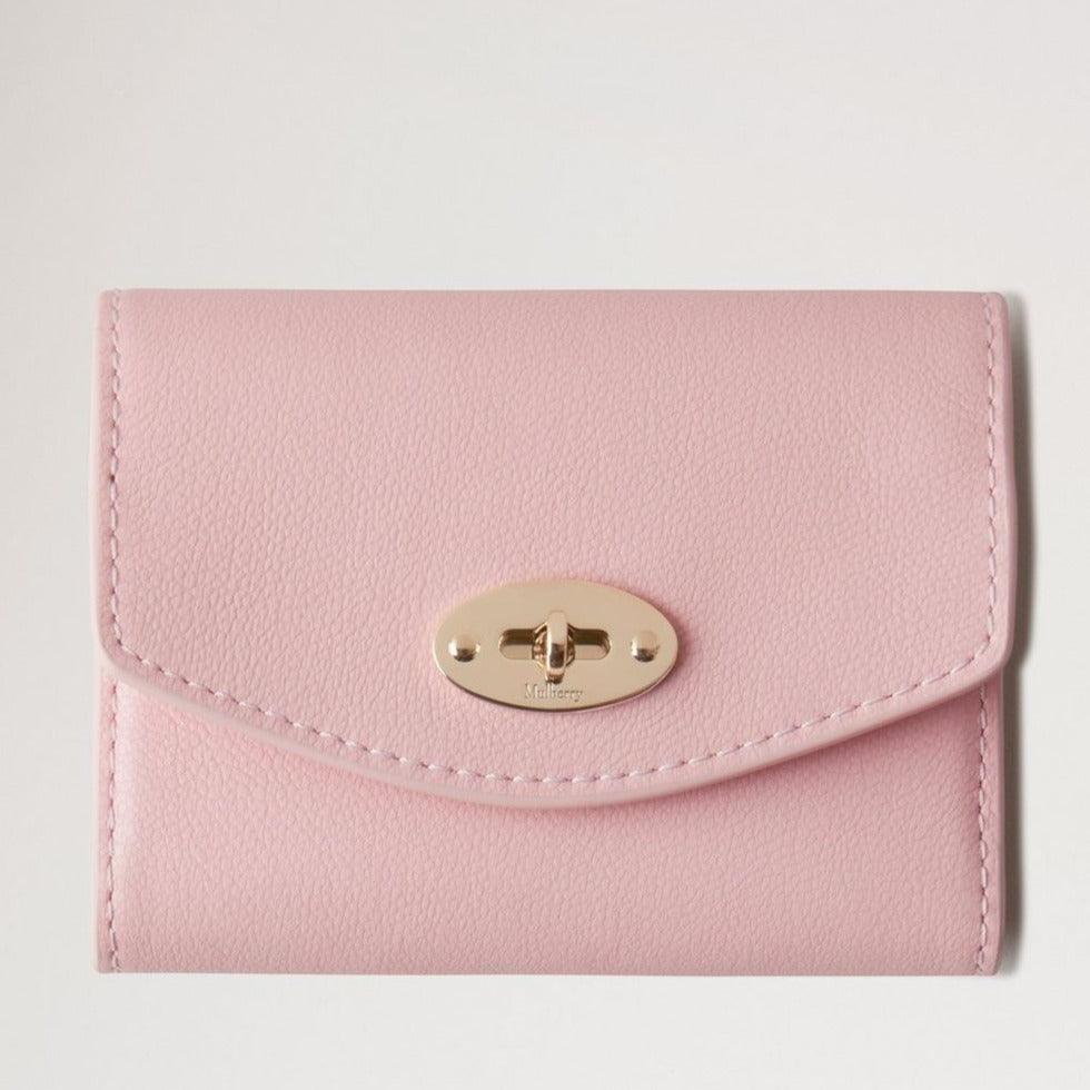 Mulberry Darley Concertina Plånbok Micro Classic Grain Powder Rose, rosa Plånbok i läder med ett gyllene spänne. Modell RL8541587J999
