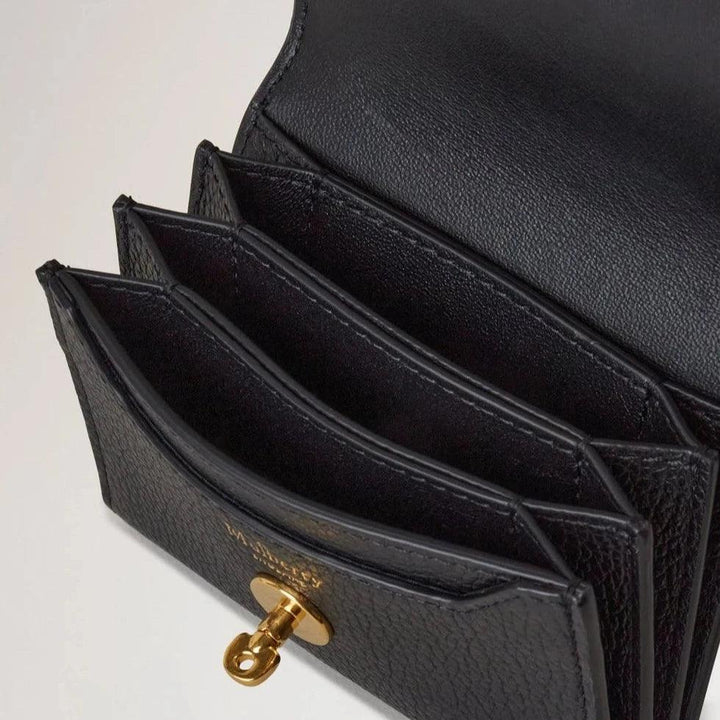 Mulberry Darley Concertina Wallet Small Classic Grain Black visar upp en rymlig svart läderinredning med gyllene detaljer. Modell RL8064205A100.