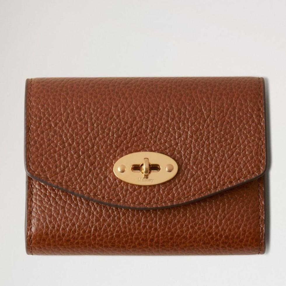 Mulberry Darley Concertina Plånbok Small Classic Grain Oak, brun läderplånbok med guldfärgat spänne. Modell RL8284552G110.