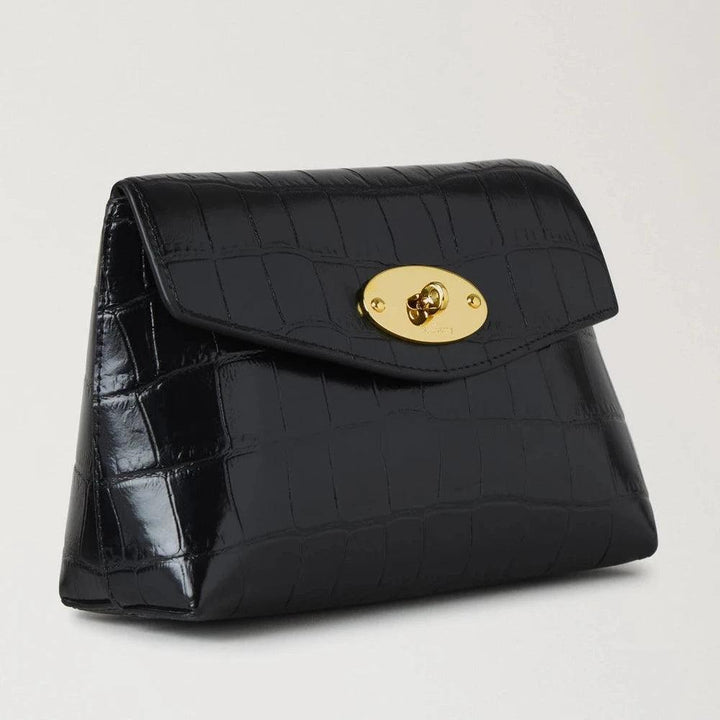 Mulberry Darley Cosmetic Pouch Black Shiny Small Croc visar en svart kosmetisk påse i glänsande krokodilläder med ett guldspänne. Modell RL8187641A100
