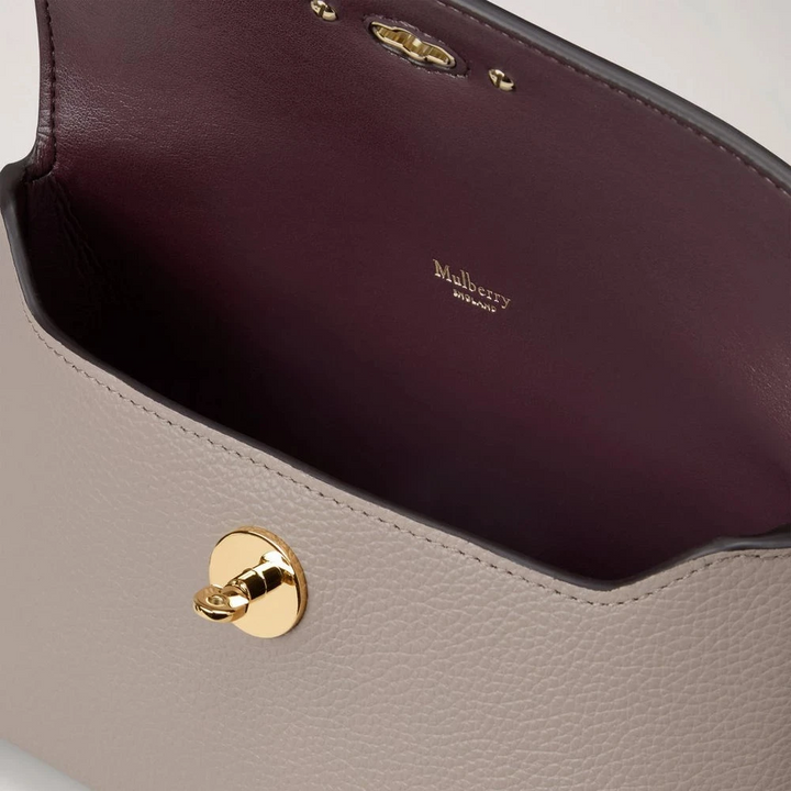 Mulberry Darley Kosmetisk påse Cashmere Taupe Small Classic Grain, detalj av öppen Plånbok i läder, modell RL5077/205F924