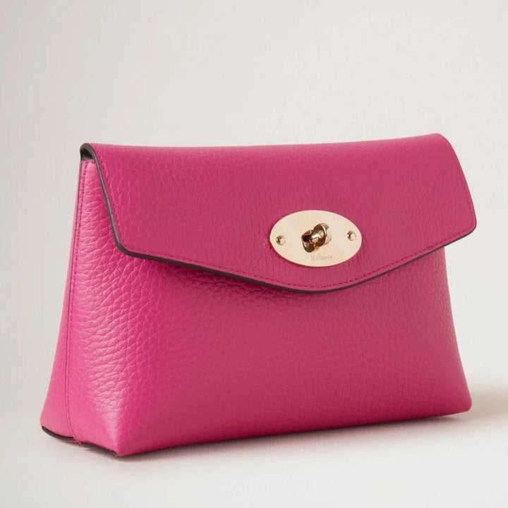 Mulberry Darley Kosmetisk påse Heavy Grain Mulberry Rosa visar en rosa clutch i läder med guldfärgad stängning. Modell RL6544736J191.