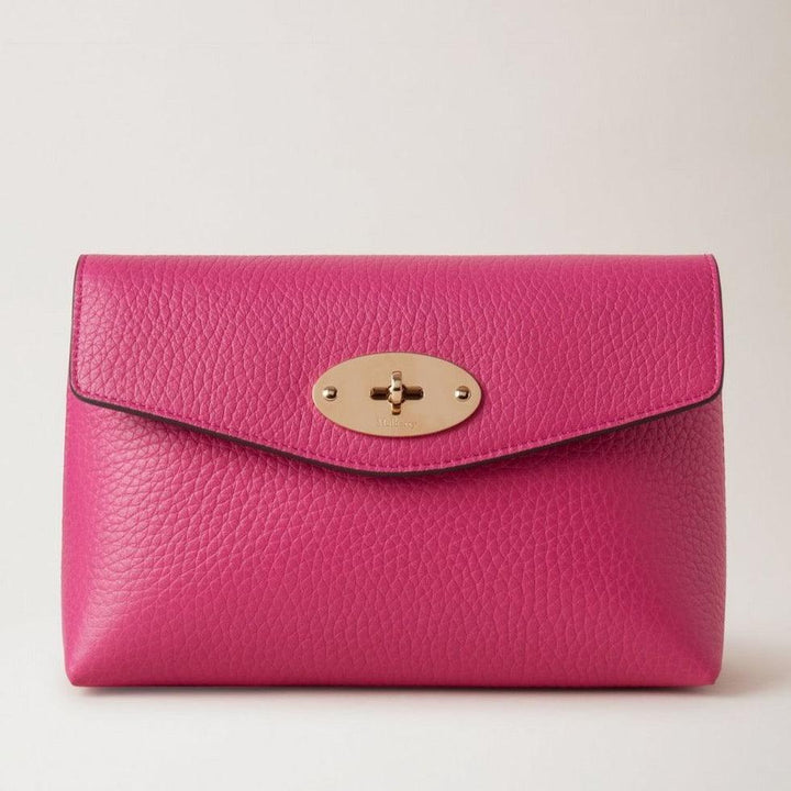 Mulberry Darley Kosmetisk påse Heavy Grain Mulberry Pink visar en rosa kosmetikaväska i grovkornigt läder med guldfärgat twist lock. Modell RL6544736J191.