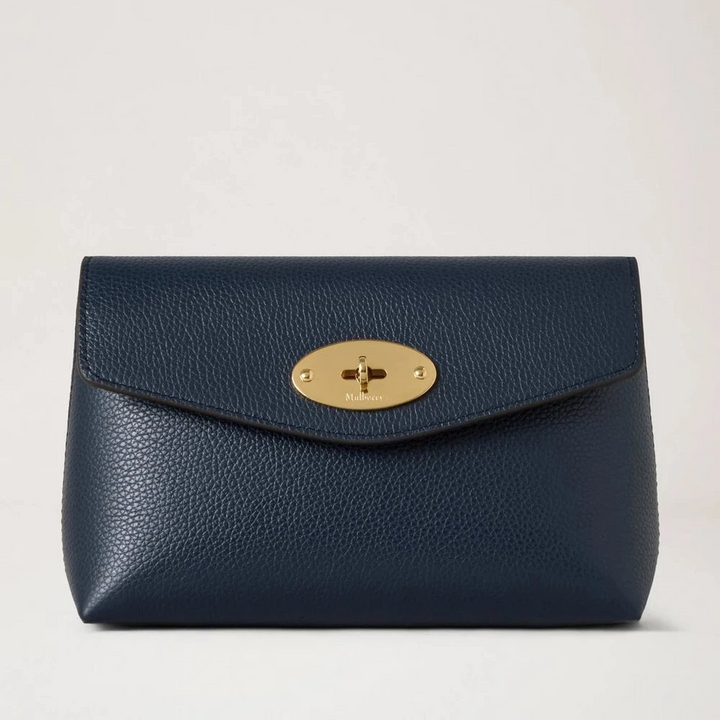 Mulberry Darley Cosmetic Pouch Night Sky Small Classic Grain visas i mörkblått läder med ett gyllene spänne. Modell rl5077205u888.
