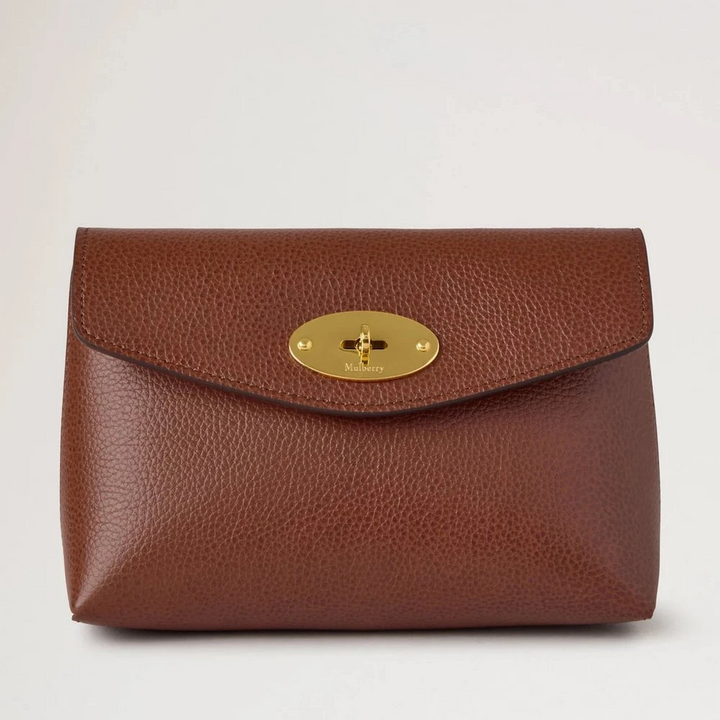 Mulberry Darley Cosmetic Pouch Oak Small Classic Grain visas framifrån i brunt läder med guldfärgad stängning. Modell RL8861552G110