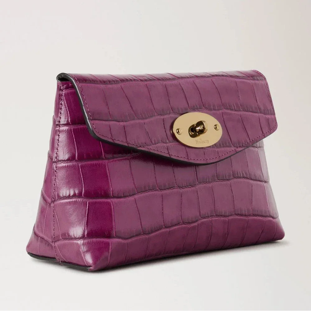 Mulberry Darley Cosmetic Pouch Orchid Bloom Shiny Small Croc visar en liten kosmetisk påse i glänsande lila krokodilpräglat läder med ett gyllene spänne. Modell RL8187641J512.