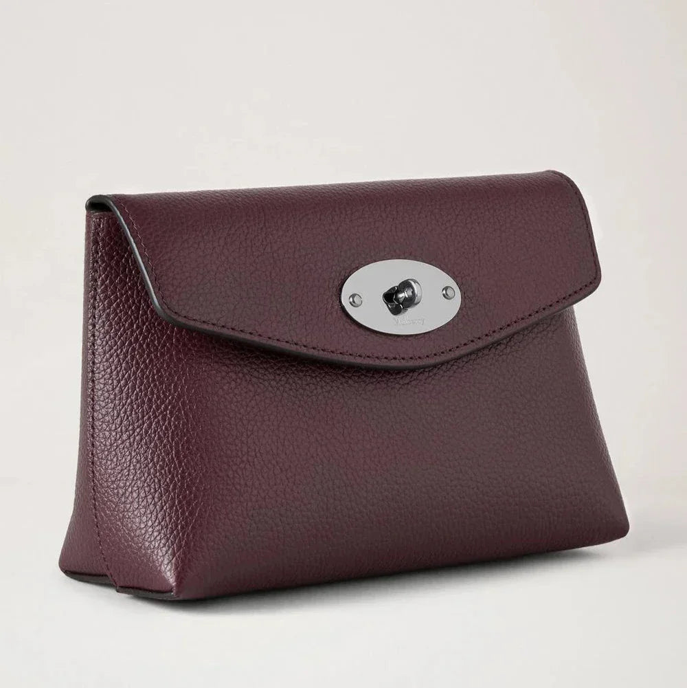 Mulberry Darley Kosmetisk påse Small Classic Grain Black Cherry i mörkrött läder med silverfärgat lås, modell rl5077205k560