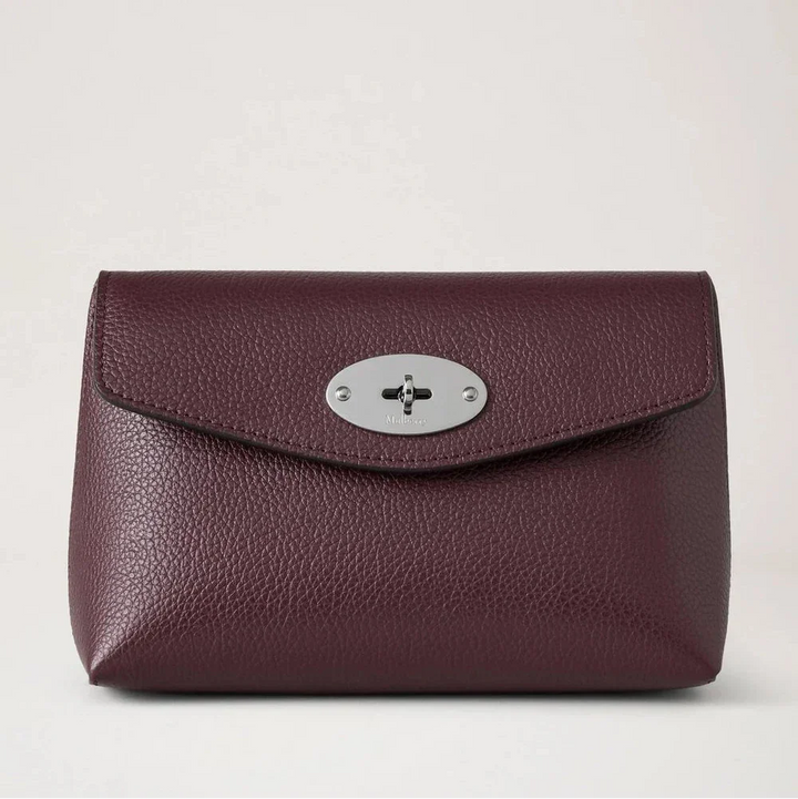 Mulberry Darley Cosmetic Pouch Small Classic Grain Black Cherry i mörkt lila läder, framsida med silverdetalj. Modell RL5077205K560.