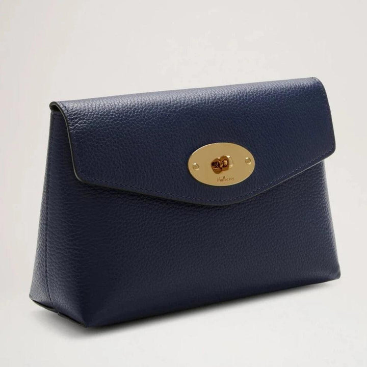 Mulberry Darley Kosmetisk påse Small Classic Grain Bright Navy med texturerat läder och gyllene stängning. Modell RL5077205U680