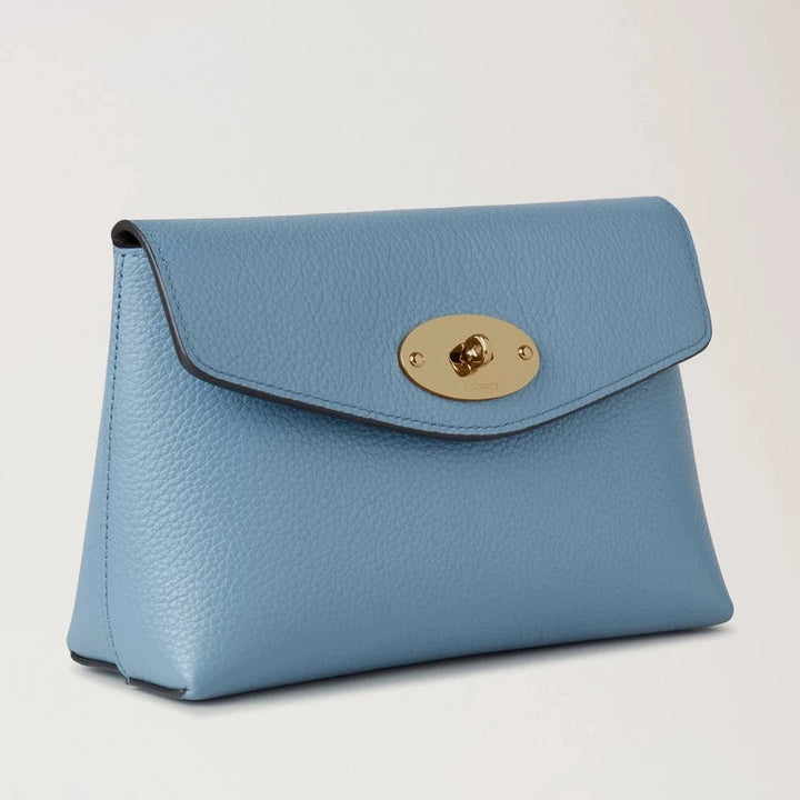 Mulberry Darley Cosmetic Pouch Small Classic Grain i ljusblått läder med gyllene spänne, modell RL5077205U921.